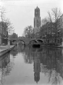 816685 Gezicht op de Gaardbrug over de Oudegracht te Utrecht, met op de achtergrond de Domtoren.